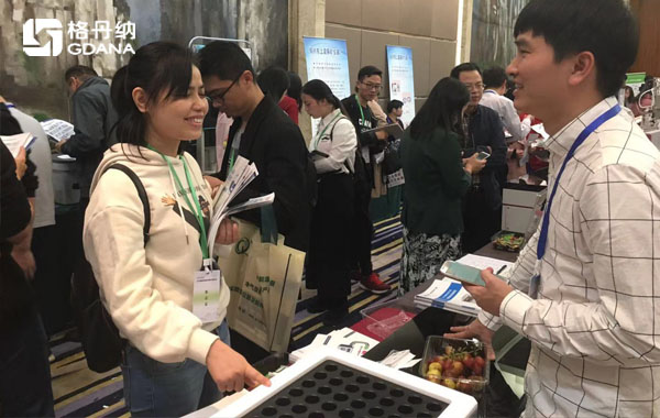 格丹納工程師現(xiàn)場與用戶、專業(yè)人士進行交流